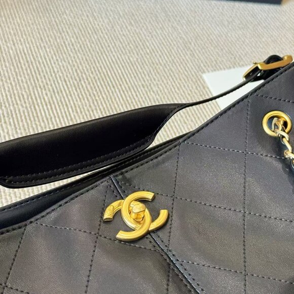 Classic CHANEL Bag: A Stylish and Versatile Choice for Elegance - Picture 5 of 6